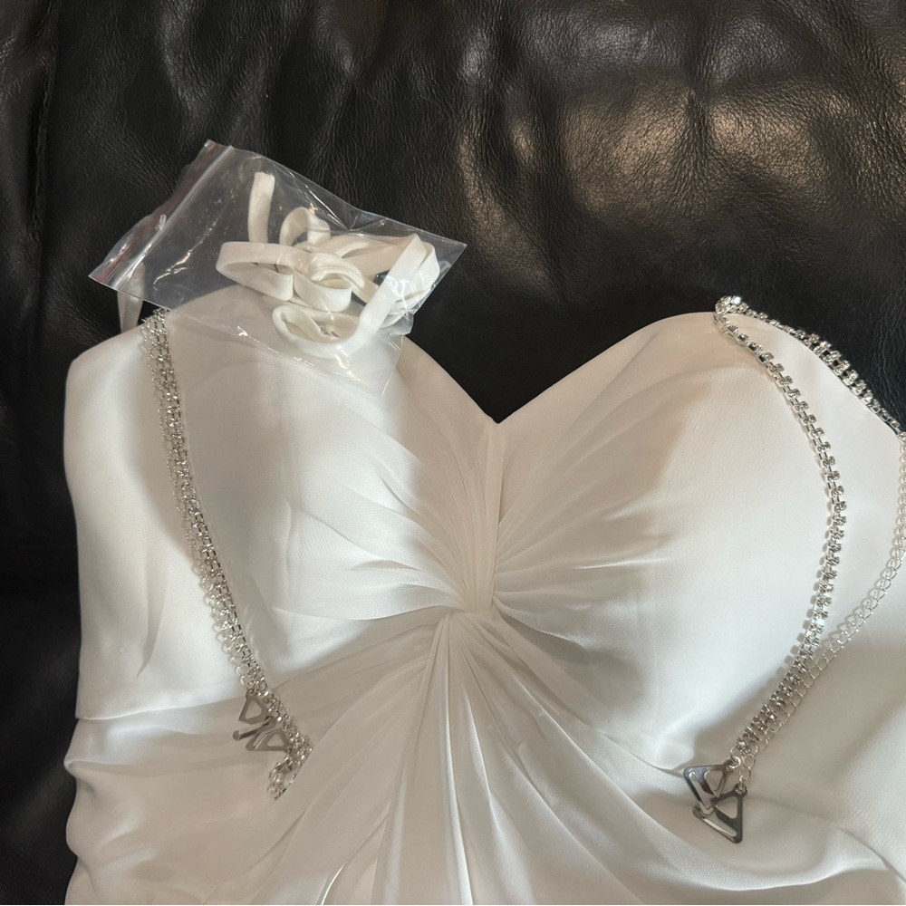 New never worn wedding dress - Picture 4 of 6